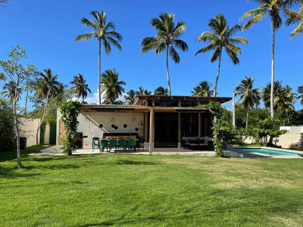 een huis met een zwembad en palmbomen bij Cabrera Lodges in Cabrera