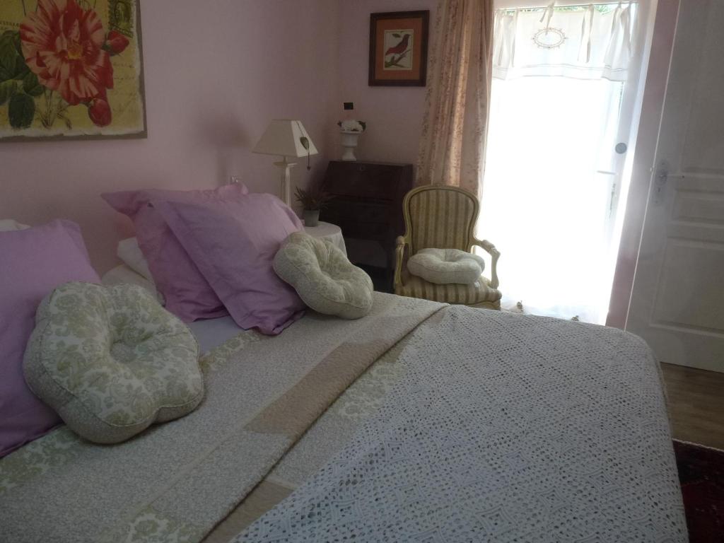 En eller flere senge i et værelse på Domaine de Praterou