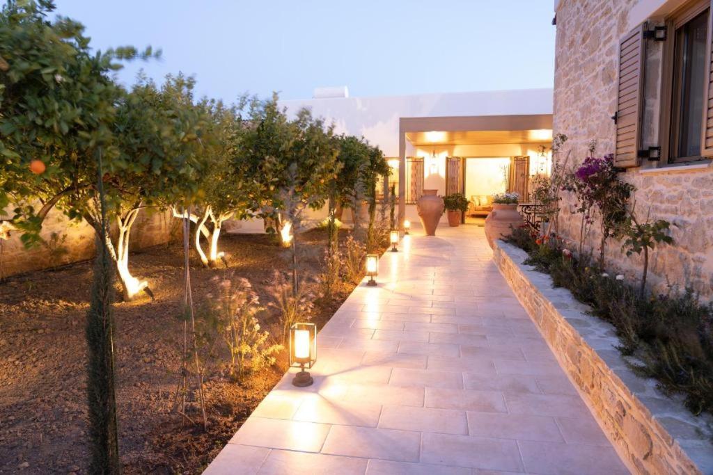 Une voie avec des arbres et une lumière sur celle-ci dans l'établissement Cretan Rhapsody - Rustick villa in Síva, à Sívas