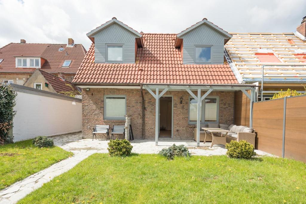 Hugin في هوسوم: منزل من الطوب مع سياج وساحة