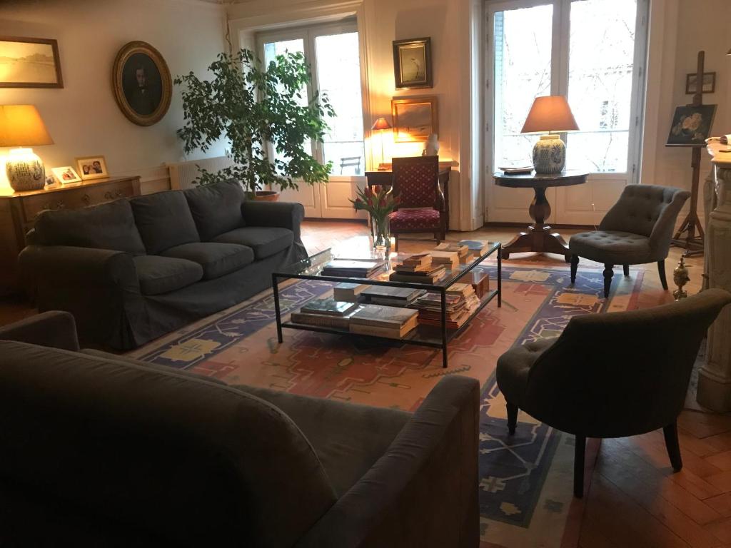 sala de estar con sofá y mesa de centro en Berges du Rhône/ Chambre avec balcon en Lyon