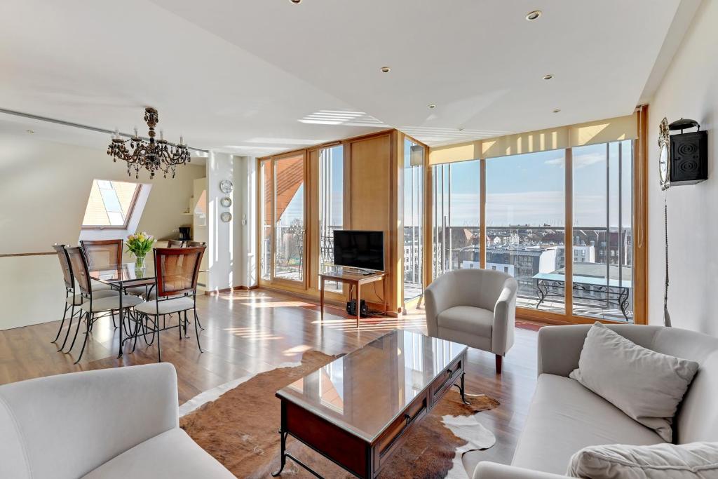 Televízia a/alebo spoločenská miestnosť v ubytovaní Apartament Penthouse Q4Apartments