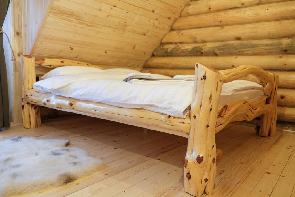 Krevet ili kreveti u jedinici u okviru objekta Drvena Kuca RUŽA