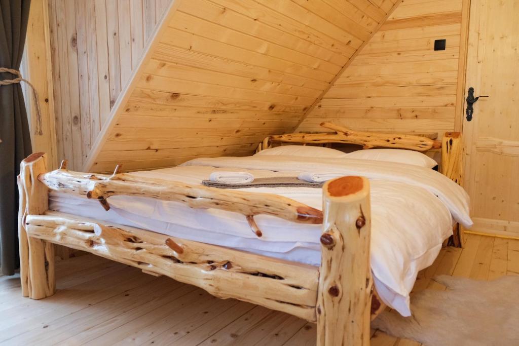 Krevet ili kreveti u jedinici u okviru objekta Drvena Kuca RUŽA