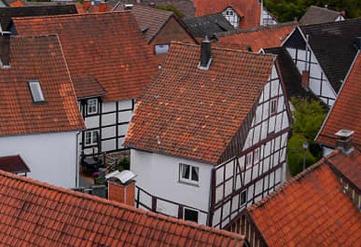 una vista aérea de los tejados de las casas con techos rojos en Fewo Schwalenberg, en Schieder-Schwalenberg