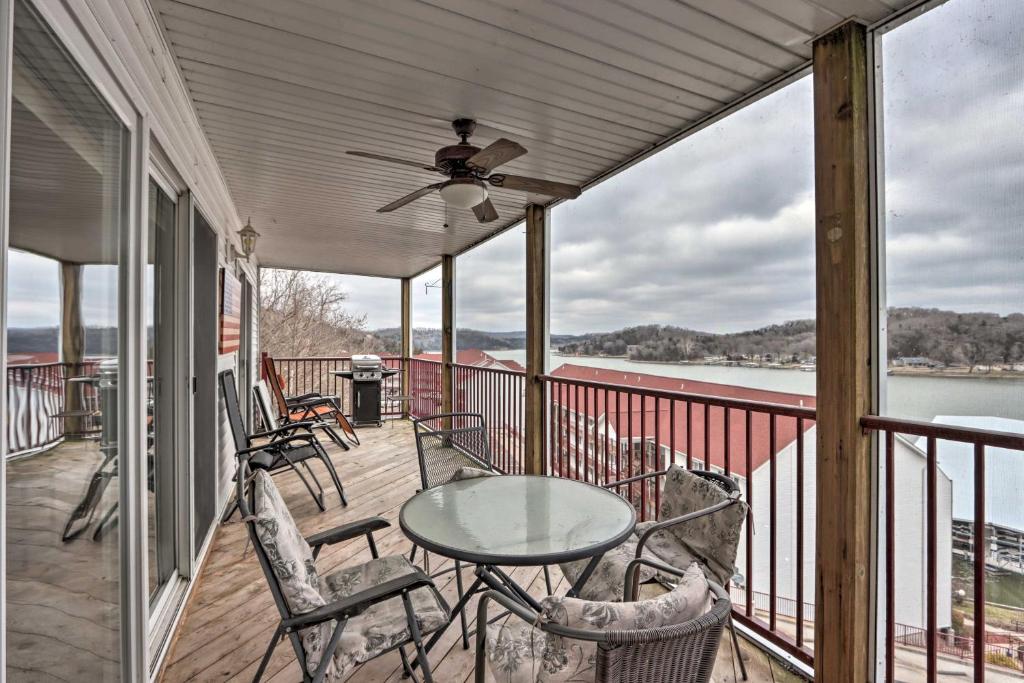 卡姆登顿Community Pool and Dock Lake of the Ozarks Condo!的阳台上配有桌椅的露台