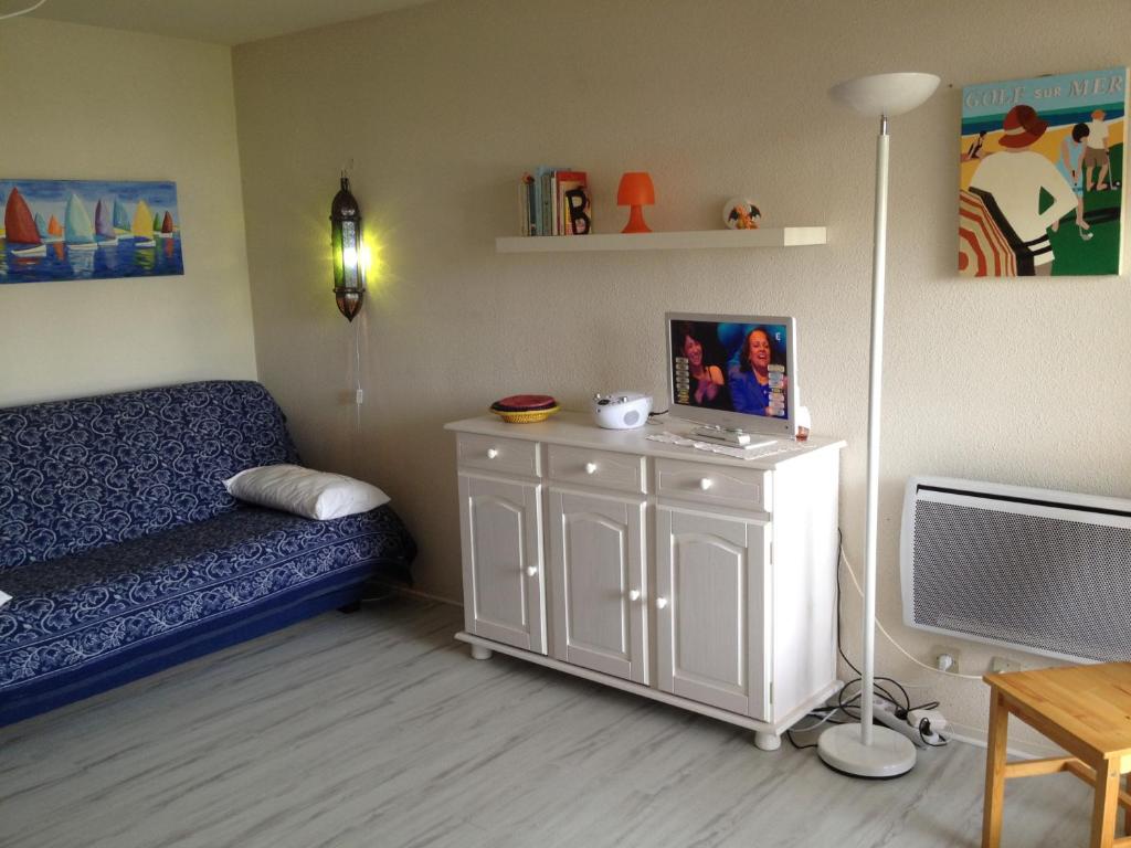 Cette petite chambre comprend un lit et une télévision. dans l'établissement Appartement location Vaux sur Mer plage à partir de 4 nuits minimum, à Vaux-sur-Mer
