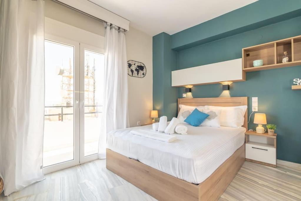 Posteľ alebo postele v izbe v ubytovaní Penthouse Studio in Centre with SeaView