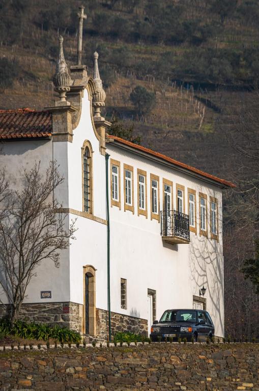 a church with a car parked in front of it at Quinta dos Poeiros in Medrões
