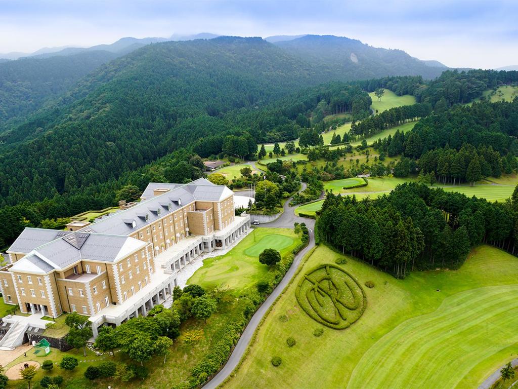 una vista aérea de un edificio en un campo de golf en Yugashima Golf Club & Hotel Resort, en Izu