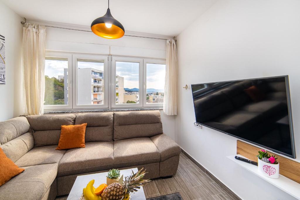TV a/nebo společenská místnost v ubytování Apartment Sunrise Ploče