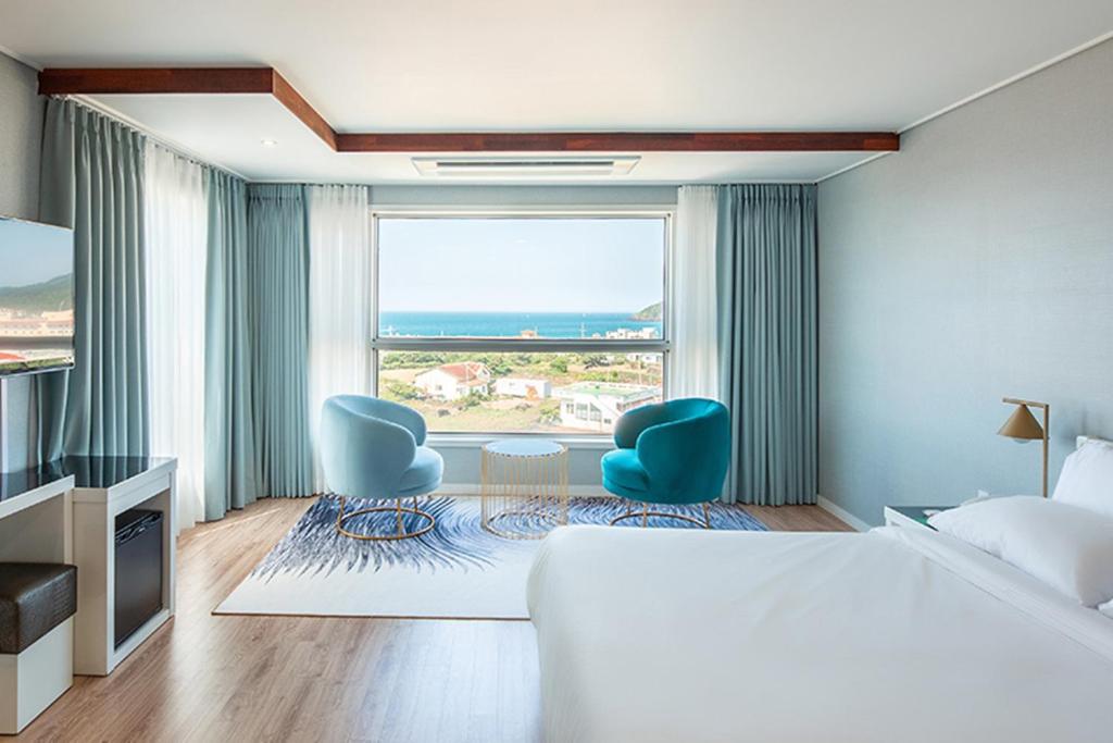 Postel nebo postele na pokoji v ubytování Hotel Sweet Castle Jeju Hamdeok