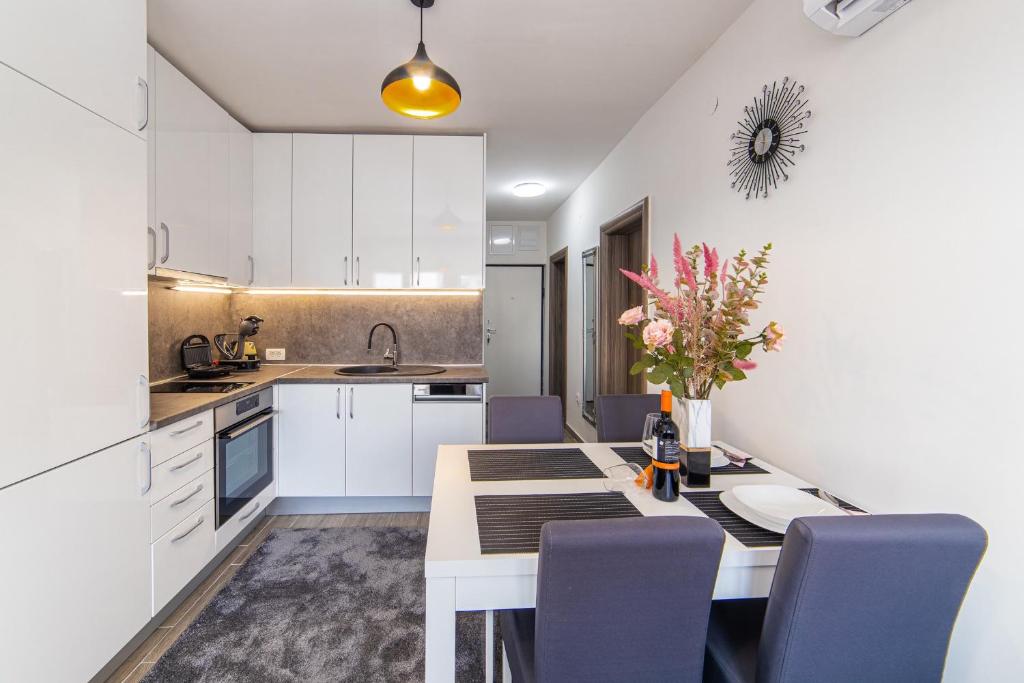 Kuchyň nebo kuchyňský kout v ubytování Apartment Sunrise Ploče