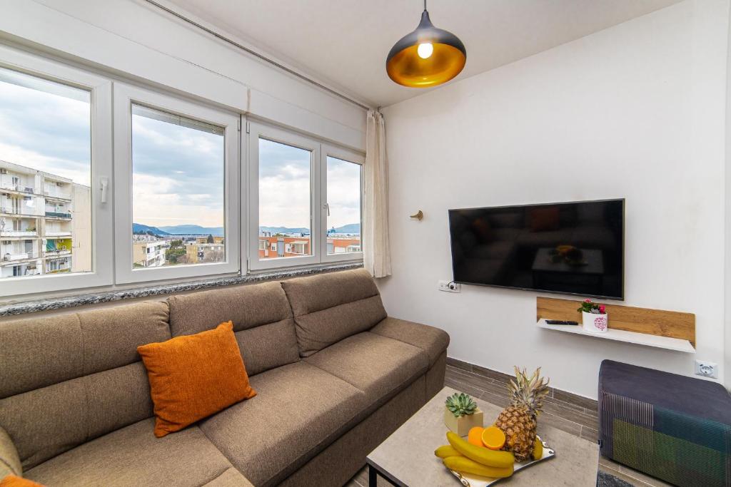 TV a/nebo společenská místnost v ubytování Apartment Sunrise Ploče