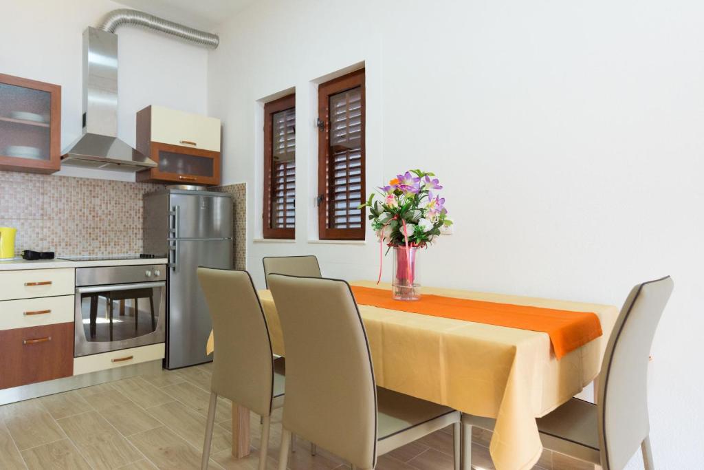 Kuchyňa alebo kuchynka v ubytovaní Apartment Bralic
