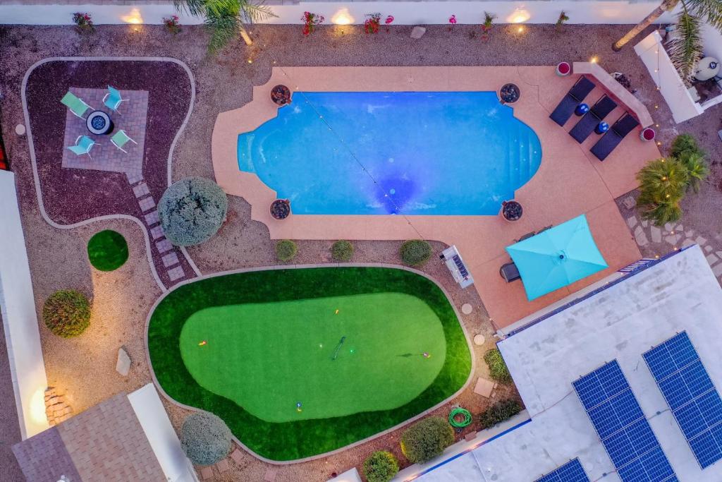Premier Host Villa-Heated Pool, Golf, Mayo Clinic في فينكس: اطلالة علوية على مسبح في منتجع