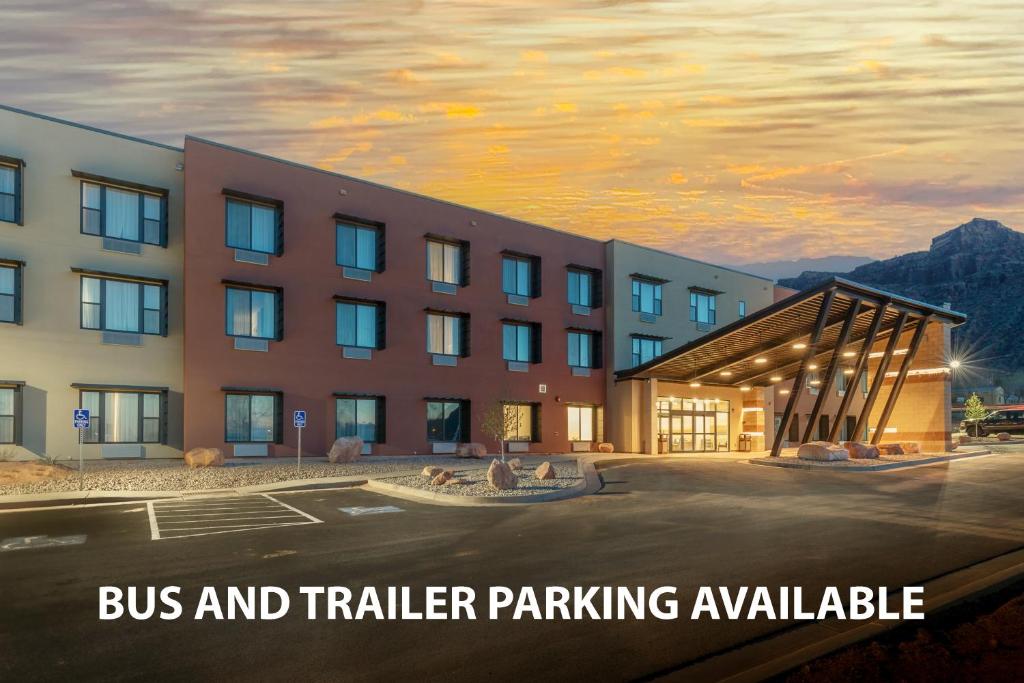 un rendimiento de un edificio con aparcamiento para autobuses y remolques en Scenic View Inn & Suites Moab en Moab