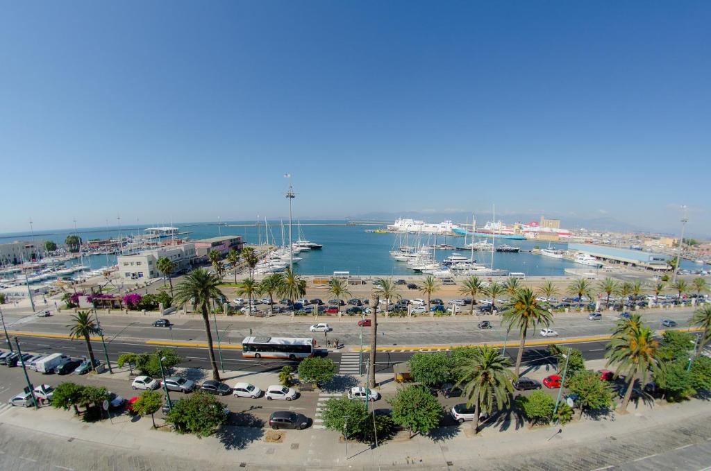 uma vista para um porto com barcos na água em Right House Splendid Harbour View em Cagliari