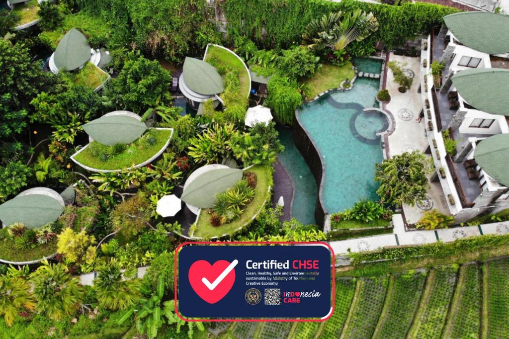 uma vista aérea de um resort com uma piscina em De Moksha Eco Friendly Boutique Resort em Tanah Lot