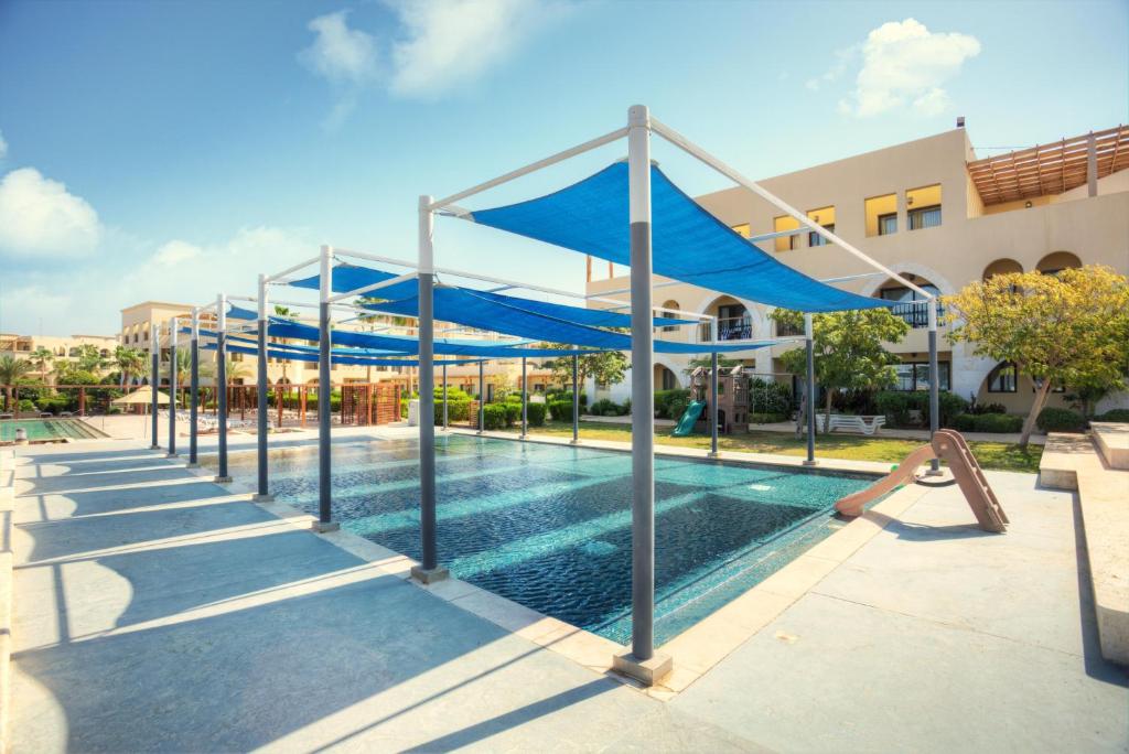 Bazén v ubytování Grand Tala Bay Resort Aqaba nebo v jeho okolí