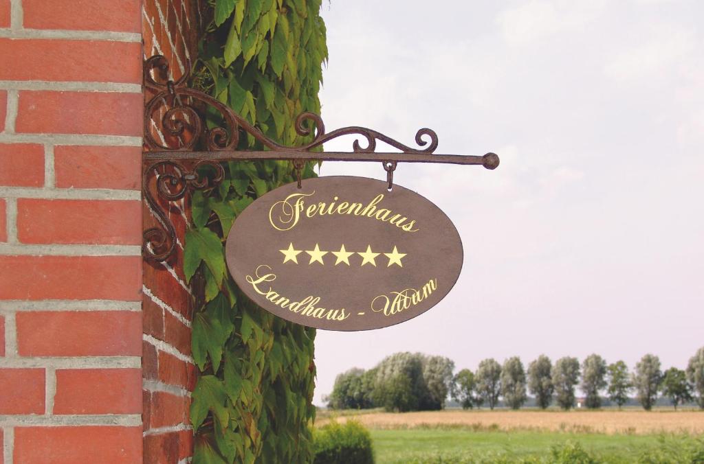 a sign on the side of a brick building at Ferienhaus Landhaus Uttum in Krummhörn