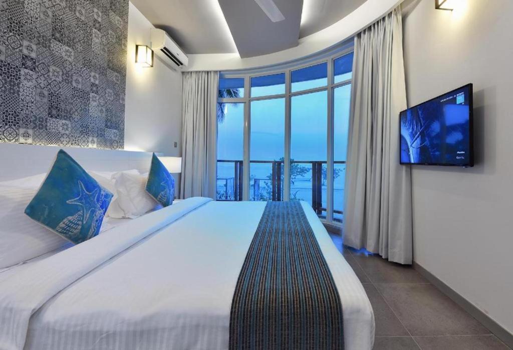 Postel nebo postele na pokoji v ubytování Velana Beach Hotel Maldives