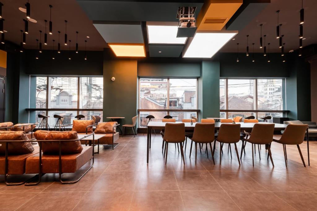 a dining room with a table and chairs at Dayin International Youth Hostel East Nanjing Road & The Bund in Shanghai