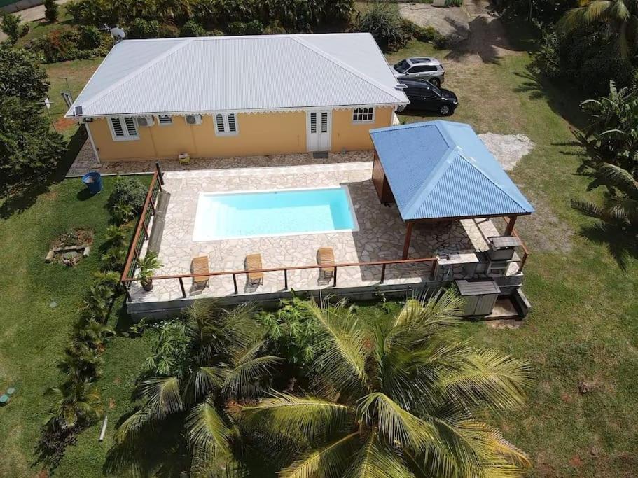 una vista aérea de una casa con piscina en Kay' Élo, en Le François