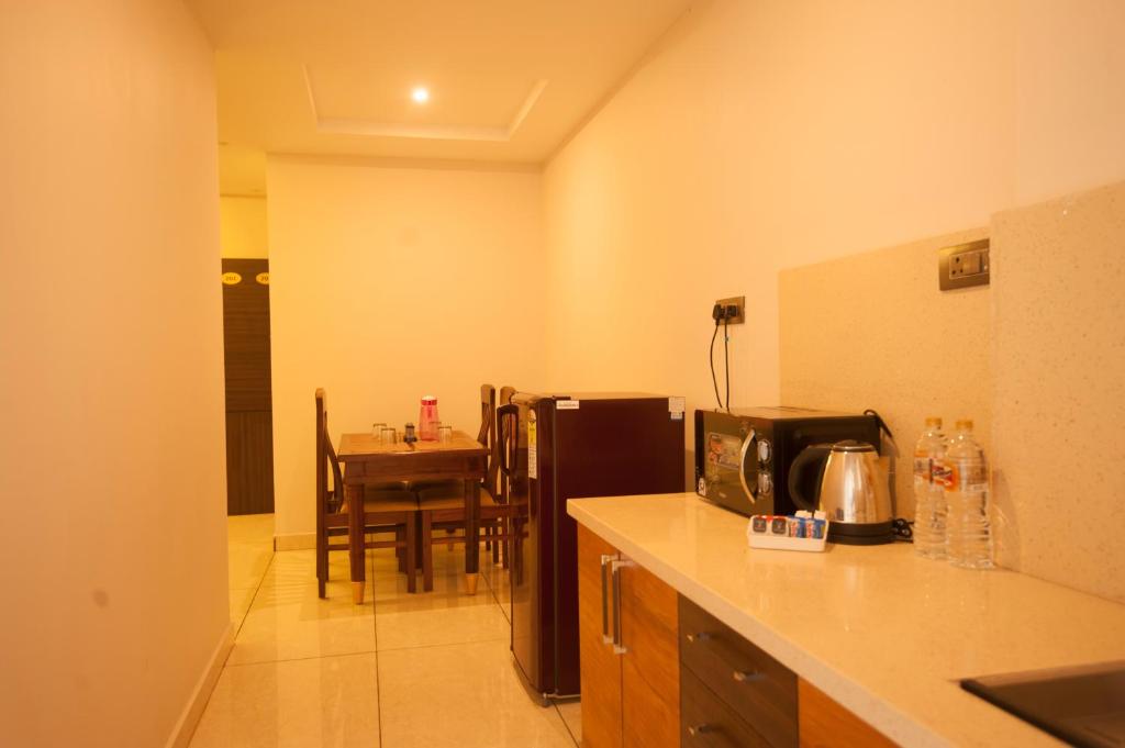 Kuchyň nebo kuchyňský kout v ubytování MC Suites Mysuru