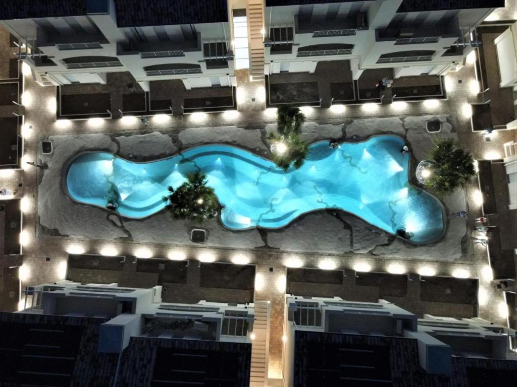 vista aerea su una piscina in un resort di Villaggio Le Tropezien a Lido di Jesolo