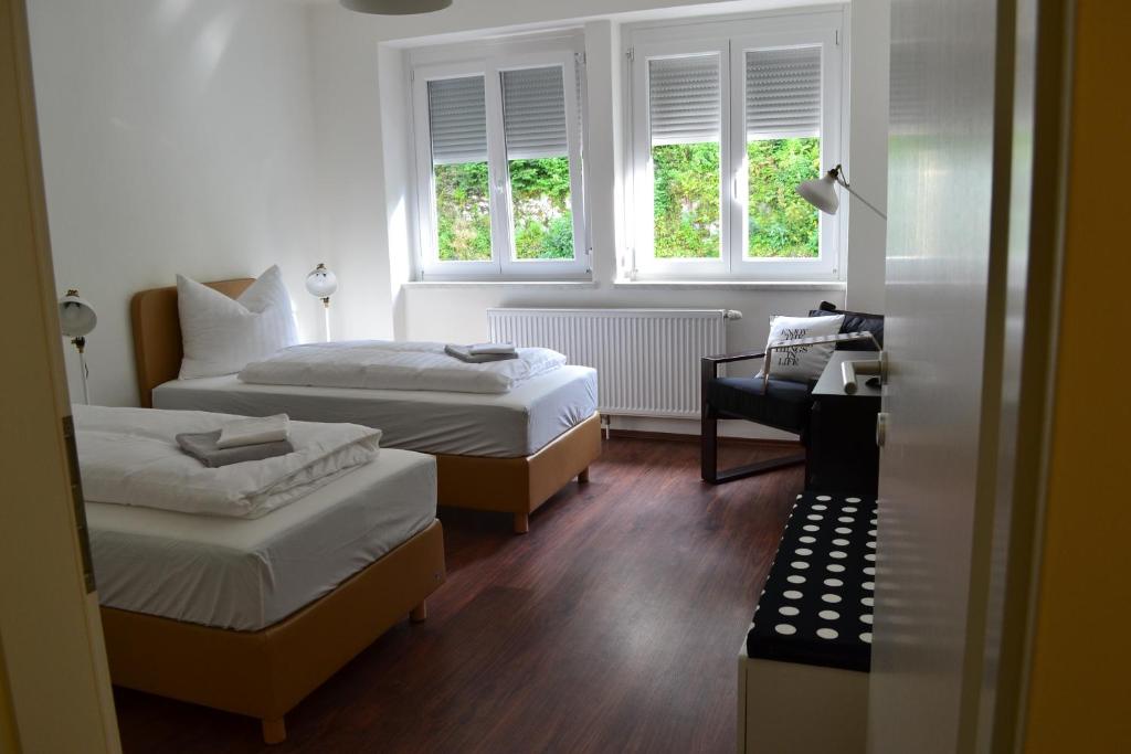 a room with two beds and two windows at Ferienwohnung Rockside in Arnoldstein