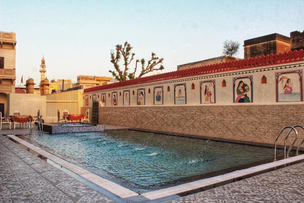 Bazén v ubytování Hotel Heritage Mandawa nebo v jeho okolí
