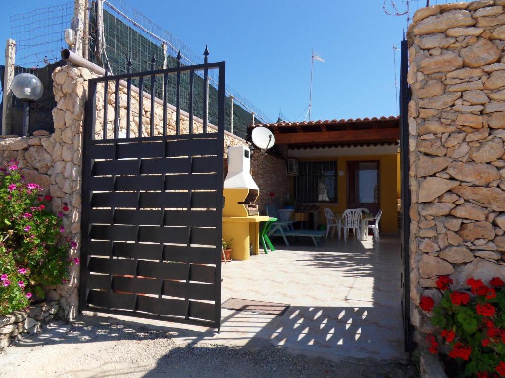 um portão para uma casa com uma parede de pedra em Appartamento Girasole em Lampedusa