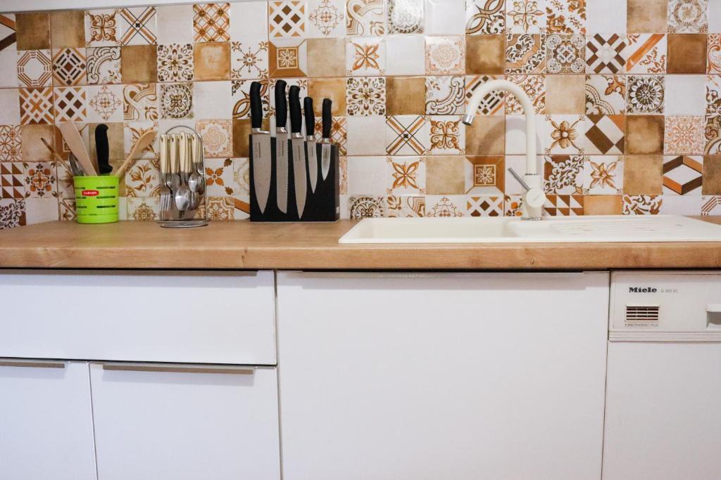 Kuchyňa alebo kuchynka v ubytovaní Zserbó Apartman- Poroszló
