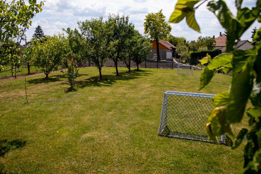 Vonkajšia záhrada v ubytovaní Zserbó Apartman- Poroszló