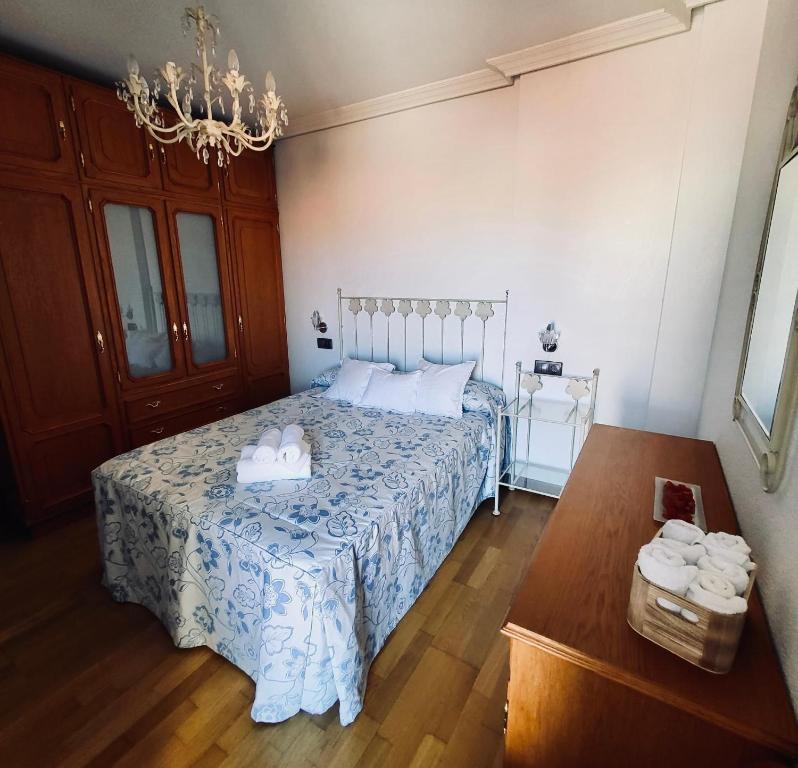 1 dormitorio con 1 cama con 2 toallas en Chiqui Home, en Salamanca