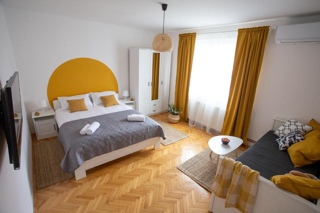 - une chambre avec un grand lit et un canapé dans l'établissement Apartman Kutak Višegrad, à Višegrad