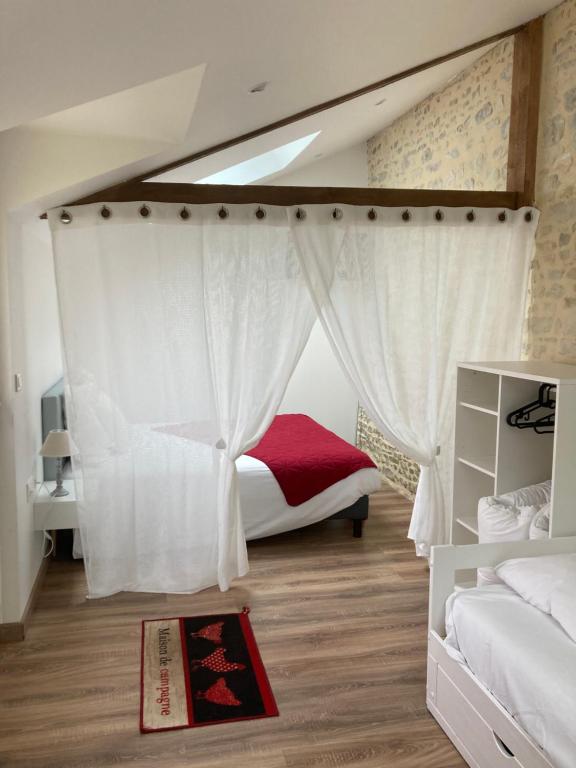 מיטה או מיטות בחדר ב-Appart’hôtel saint patrice