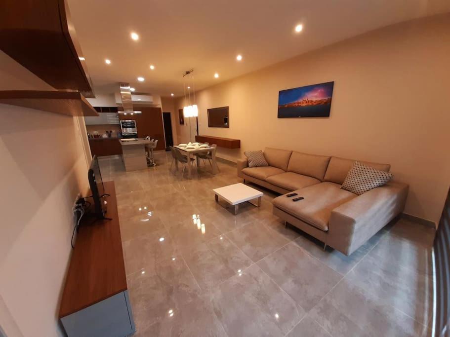 Posezení v ubytování Ocean Blue Apt4 luxurious, modern Apt at Zonqor Pt