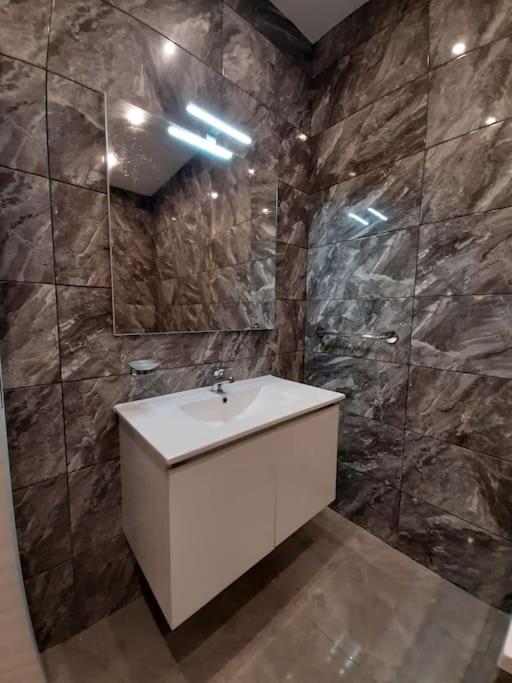 Koupelna v ubytování Ocean Blue Apt4 luxurious, modern Apt at Zonqor Pt