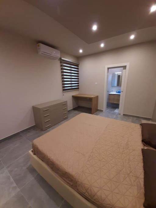 Postel nebo postele na pokoji v ubytování Ocean Blue Apt4 luxurious, modern Apt at Zonqor Pt