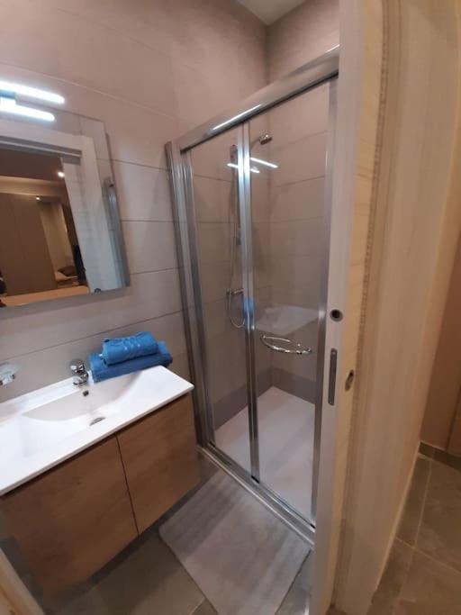 Koupelna v ubytování Ocean Blue Apt4 luxurious, modern Apt at Zonqor Pt