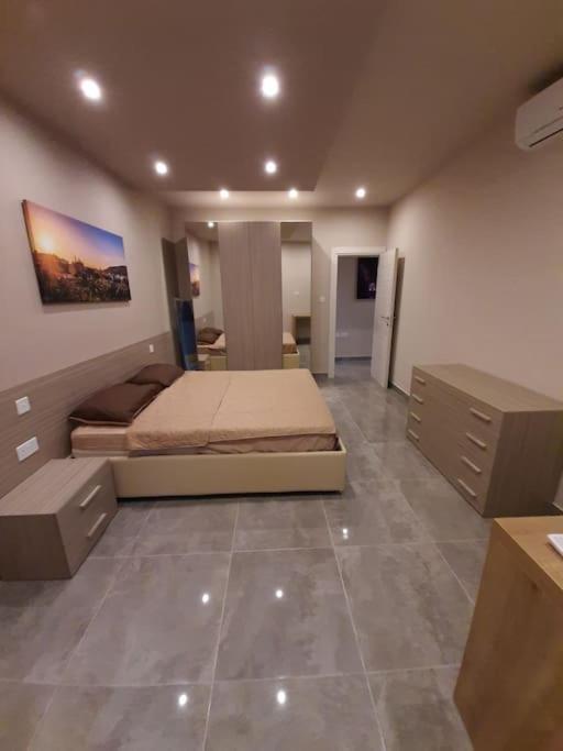 Postel nebo postele na pokoji v ubytování Ocean Blue Apt4 luxurious, modern Apt at Zonqor Pt