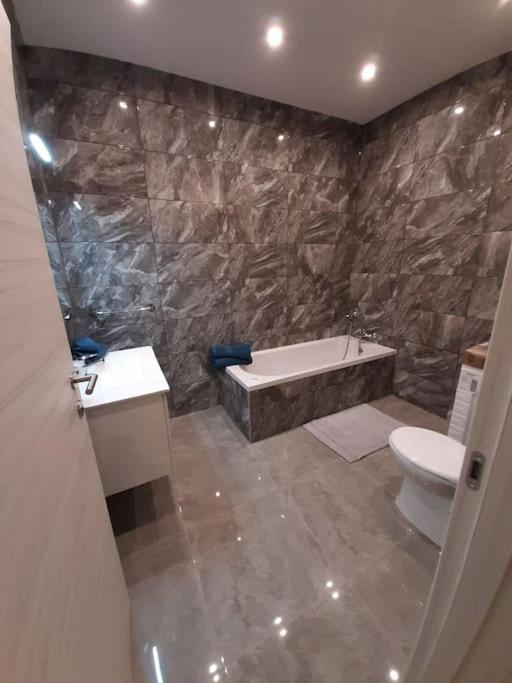 Koupelna v ubytování Ocean Blue Apt4 luxurious, modern Apt at Zonqor Pt
