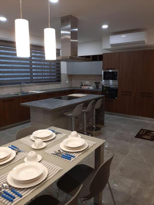 Kuchyň nebo kuchyňský kout v ubytování Ocean Blue Apt4 luxurious, modern Apt at Zonqor Pt