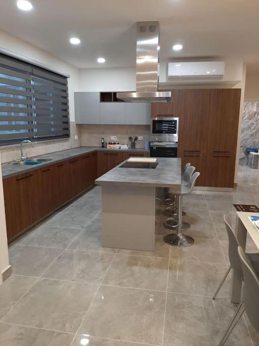 Kuchyň nebo kuchyňský kout v ubytování Ocean Blue Apt4 luxurious, modern Apt at Zonqor Pt