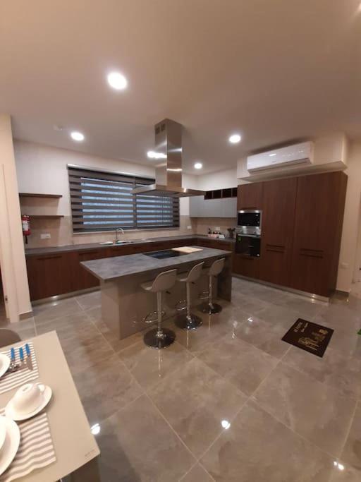Kuchyň nebo kuchyňský kout v ubytování Ocean Blue Apt4 luxurious, modern Apt at Zonqor Pt