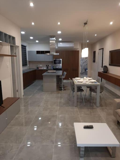 Kuchyň nebo kuchyňský kout v ubytování Ocean Blue Apt4 luxurious, modern Apt at Zonqor Pt