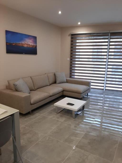 Posezení v ubytování Ocean Blue Apt4 luxurious, modern Apt at Zonqor Pt