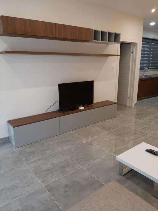 TV a/nebo společenská místnost v ubytování Ocean Blue Apt4 luxurious, modern Apt at Zonqor Pt